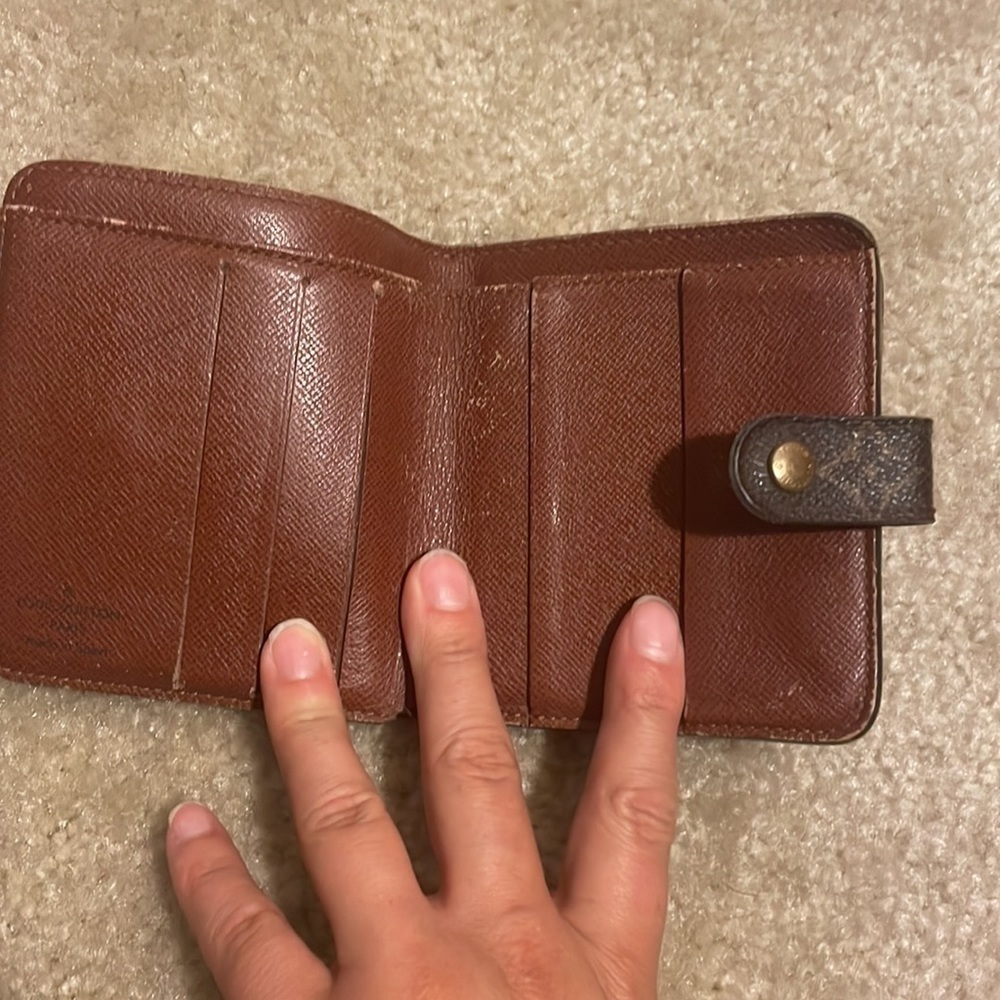 LOUIS VUITTON WALLET - Picture 10 of 14